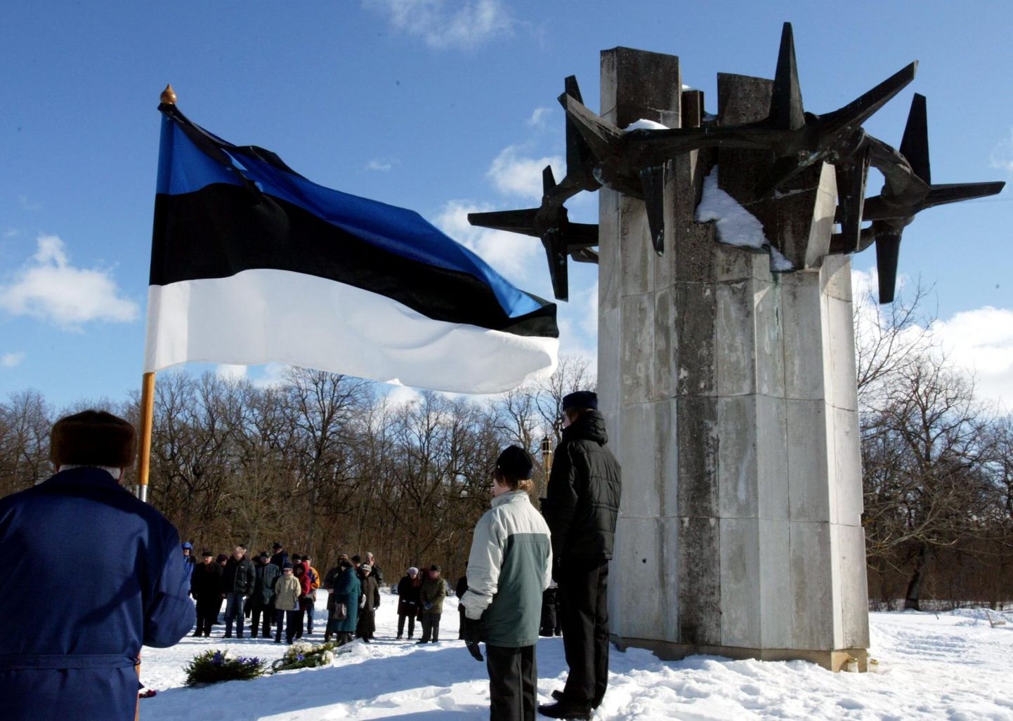 Memento eestvedamisel mälestatakse okupatsiooni ohvreid ja "Okaskrooni" juures peetakse meeles märtsiküüditamise aastapäeva.
