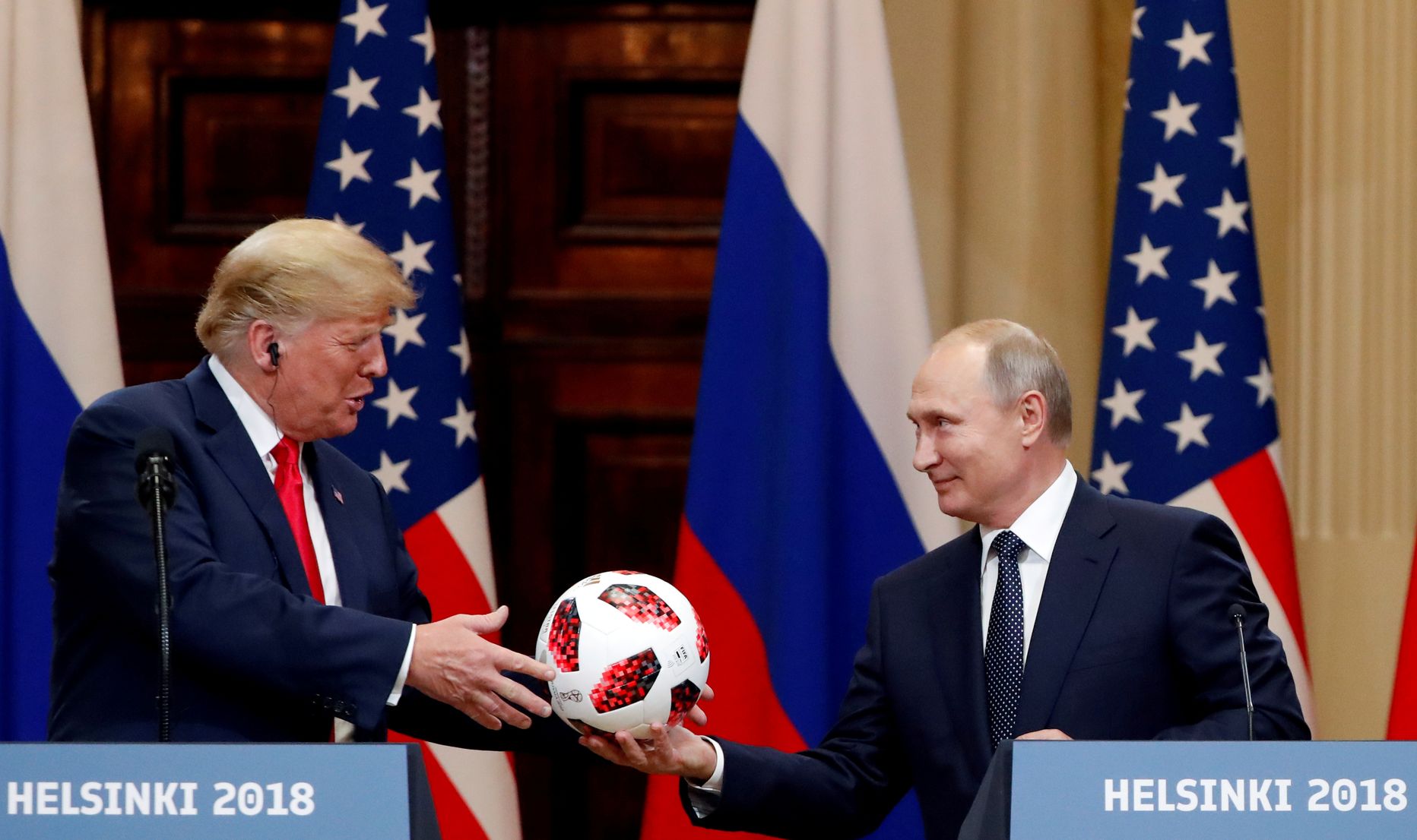 Vladimir Putin kinkis 16. juulil Helsingis toimunud kohtumisel Donald Trumpile jalgpalli