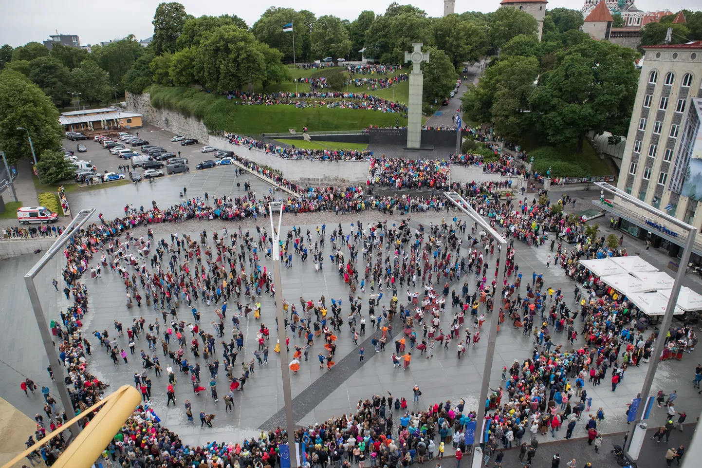 Laupäeva päevase etenduse ärajäämisel korraldasid korraldasid tantsijad oma peo Vabaduse väljakul.