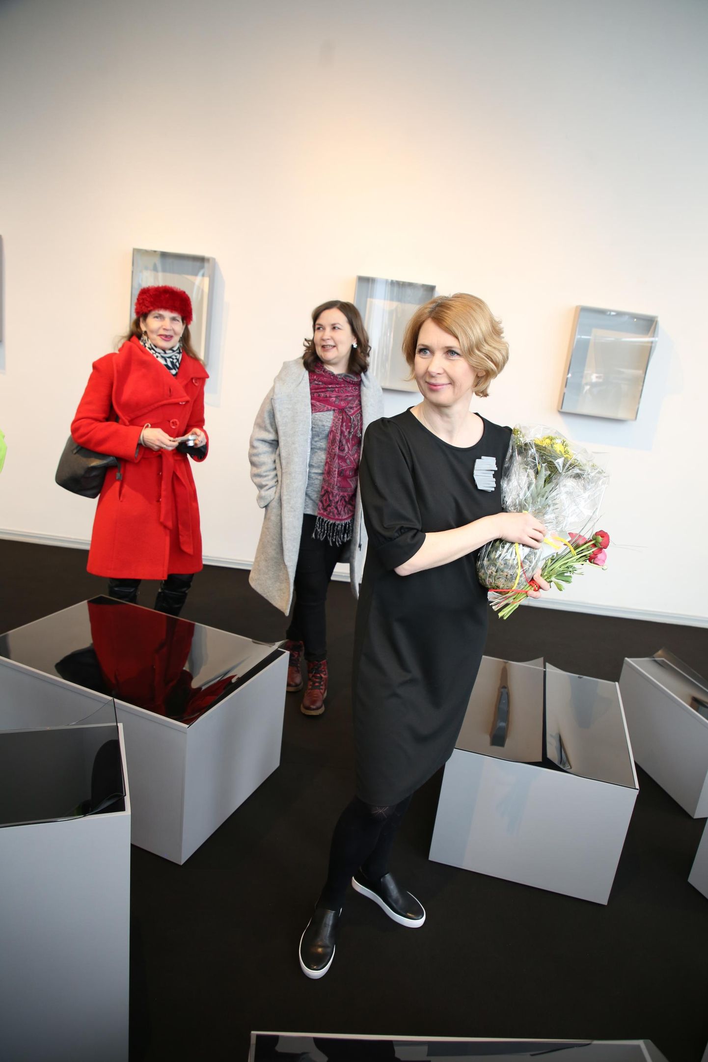 Hetk Tiina Sarapu näituse «Case Study 2» avamiselt, taga paremal Meiu Münt, kelle näitus «Maailma loomine» avati väikeses galeriis. 