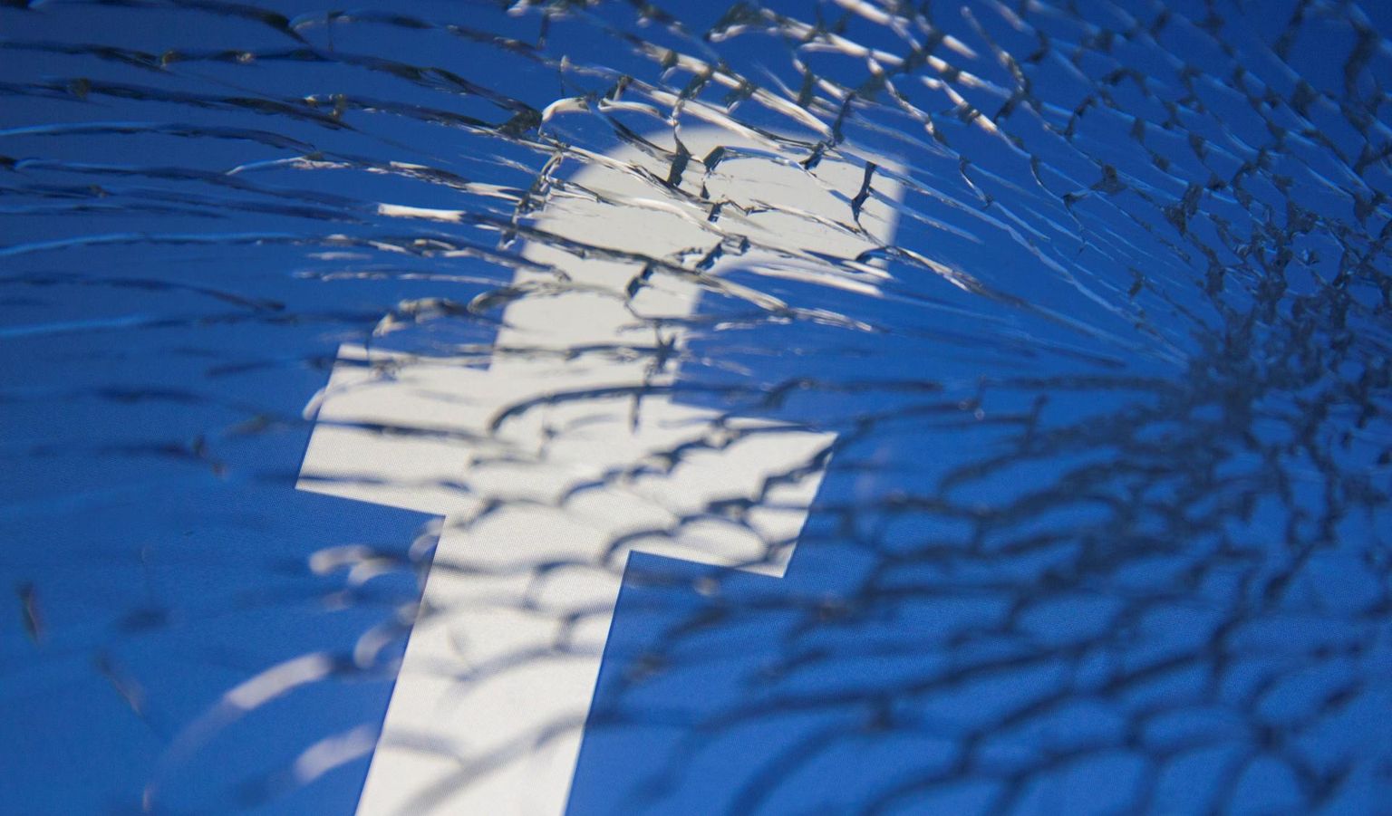 2,8 miljardit Facebooki kasutajat kobasid üle kuue tunni pimeduses, kui servereid tabas viga, mida sai kõrvaldada vaid serverite juurde kohale sõites. Seda ka tehti.