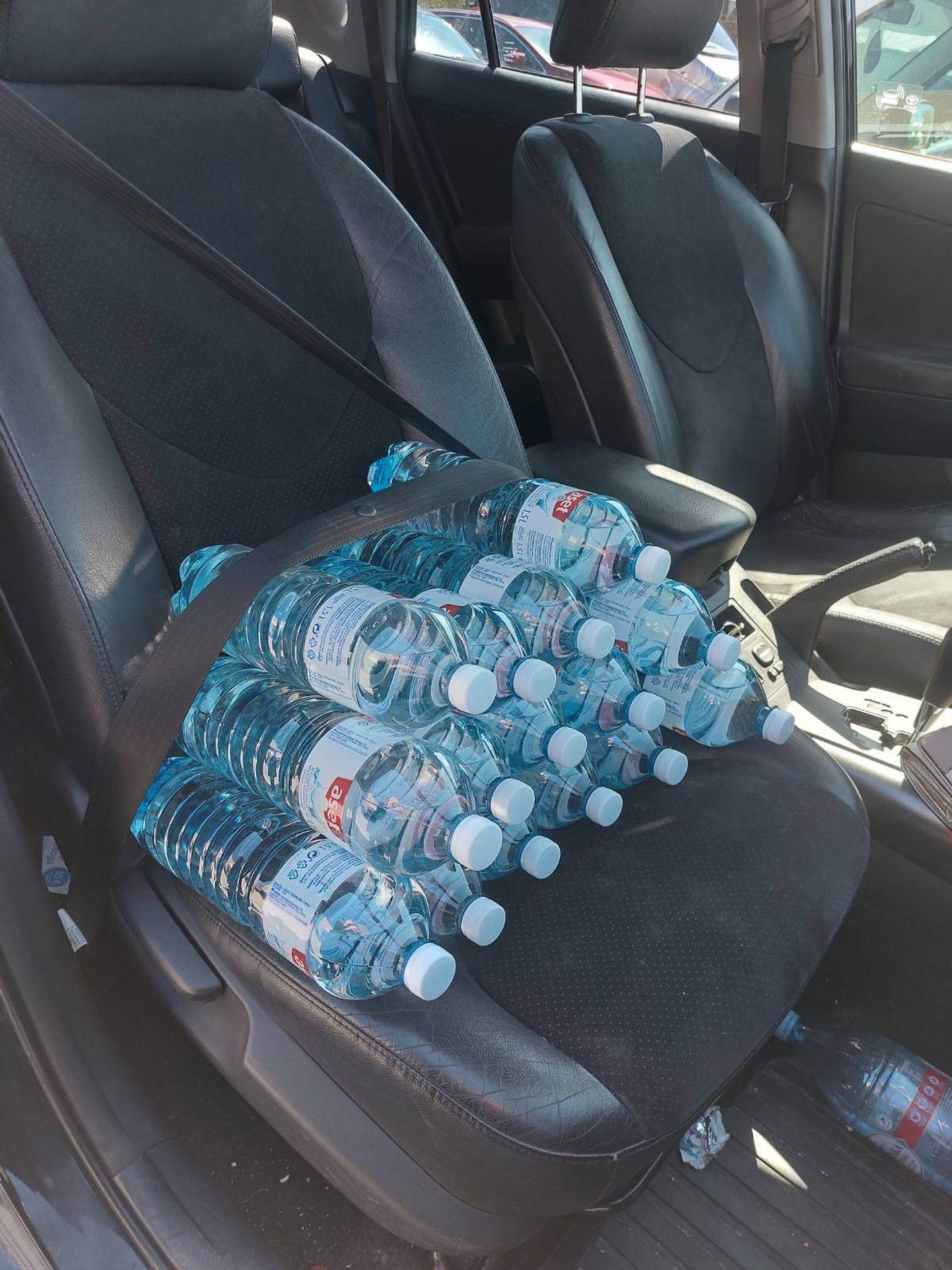 Pudelivesi kuumal ajal autos muutub väga kiiresti jooja tervisele ohtlikuks.