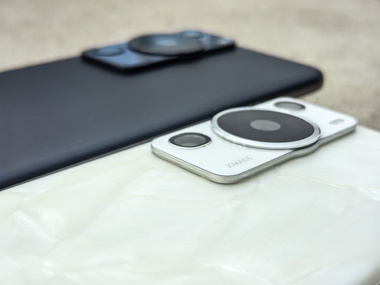 HUAWEI P60 Pro erimudeli tagumine külg kaetud pärlipulbriga, mis teeb iga telefoni mustri täiesti unikaalseks