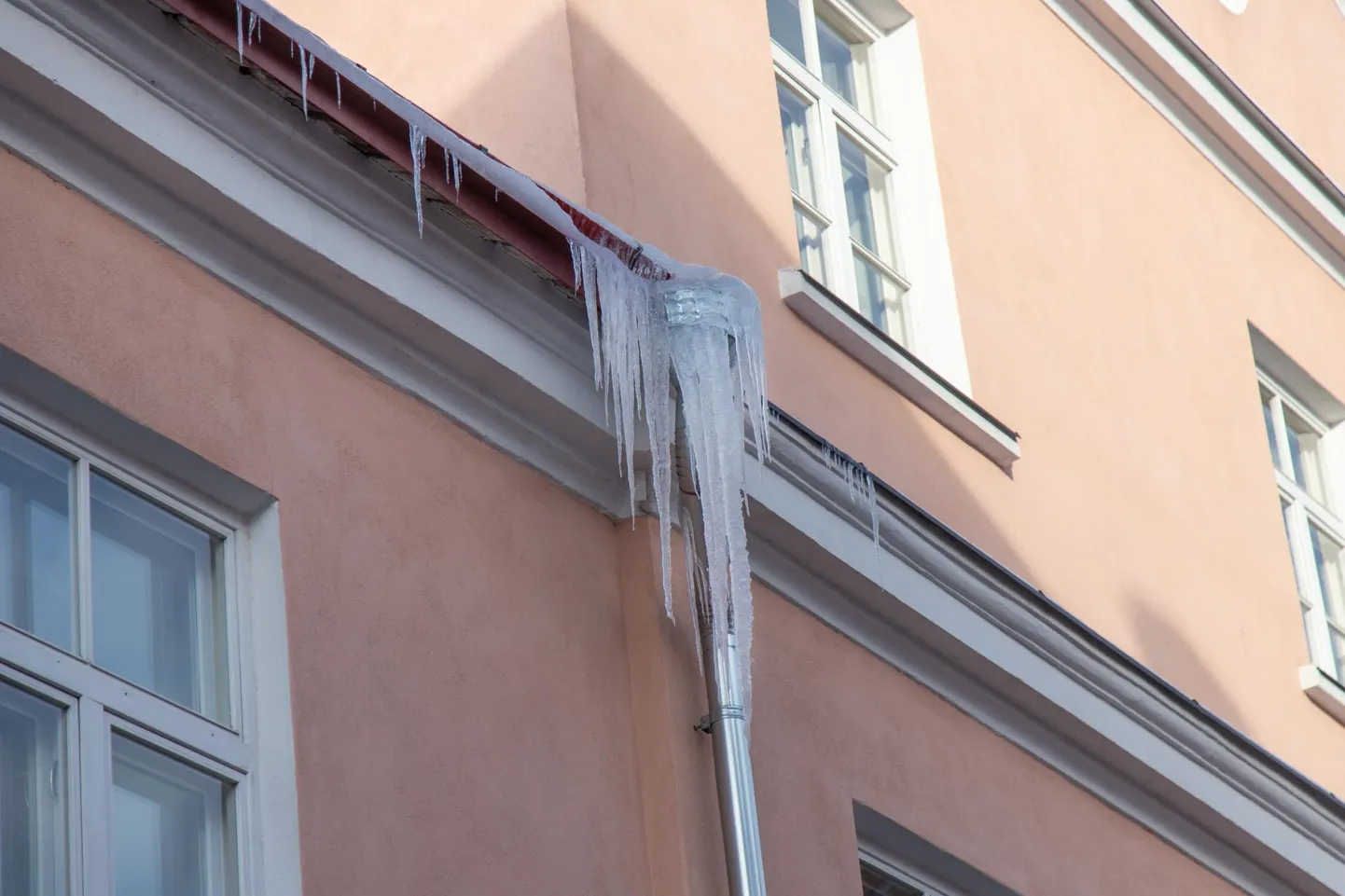 Viljandi vallamaja küljes oli reedel jääpurikate kogum.