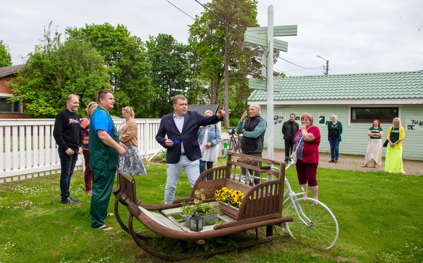 Riigikogu esimees Lauri Hussar uurib Kaevuri maja õuel, kui palju maad on Tammikust Jõhvi. Kaevuri maja peremees Aare Rebban selgitab, et viidad näitavad tema jaoks olulistesse suundadesse: Tartu on tema sünnilinn, Tallinnas elavad pojad, Pärnu-Jaagupis õde ja Atsalamas vend ning Obinitsa kalmistul puhkab isa. Kaevuri majas tutvusid hindajad ka kogukonna paranduskojaga, kus said ka ise käed külge panna − mälestuseks vineeri sisse augu puurida ja seda oma allkirjaga kinnitada.