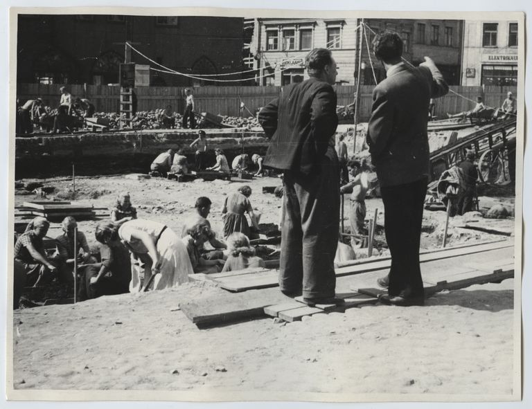 1953. aasta Raekoja platsi arheoloogilised kaevamised. Kaevamiste Eesti-poolne juhataja Osvald Saadre seisab pildil esiplaanil vasakul.