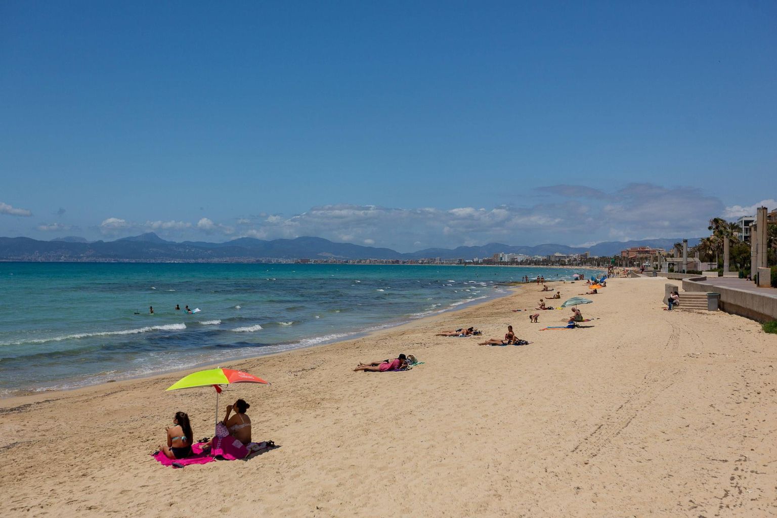 Puhkuseäri hakkab tasapisi elavnema. Selline nägi välja Mallorca rand El Arenal laupäeval.