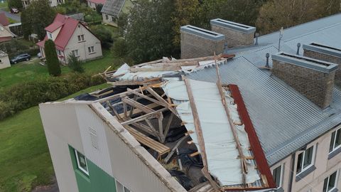 FOTOD ⟩ Torm rebis Kundas lahti nii kooli kui ka kortermaja katuse