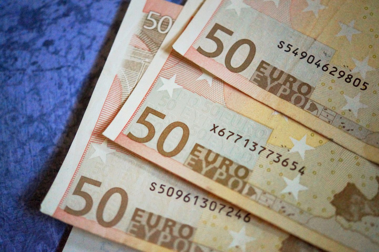 Банкноты евро. Иллюстративное фото.