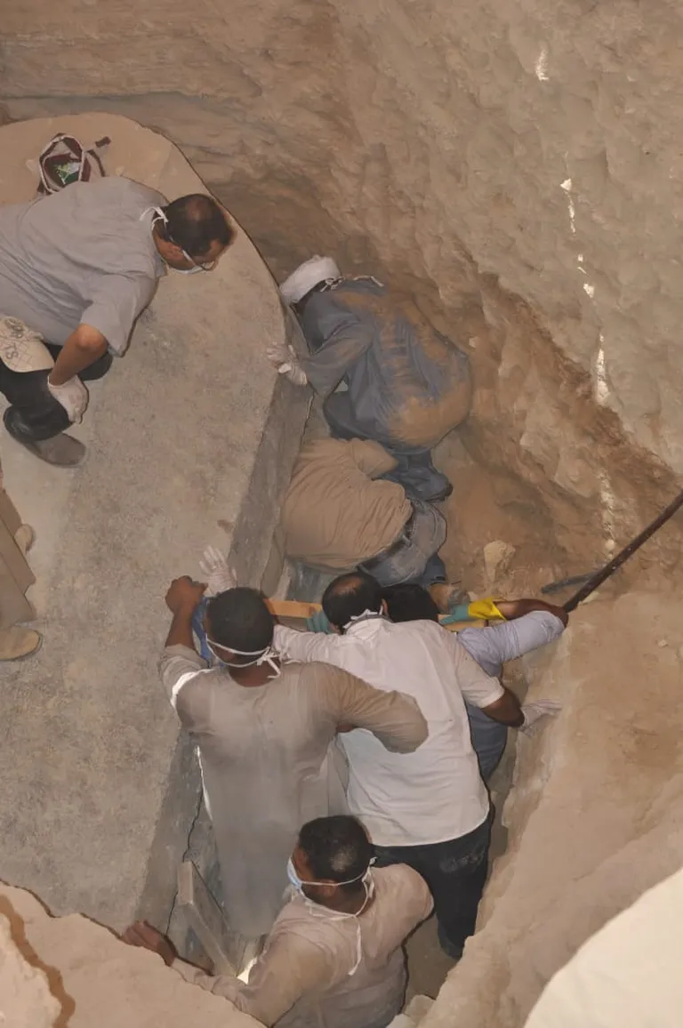 Egiptusest Aleksandriast leitud mustast graniidist sarkofaagi avamine