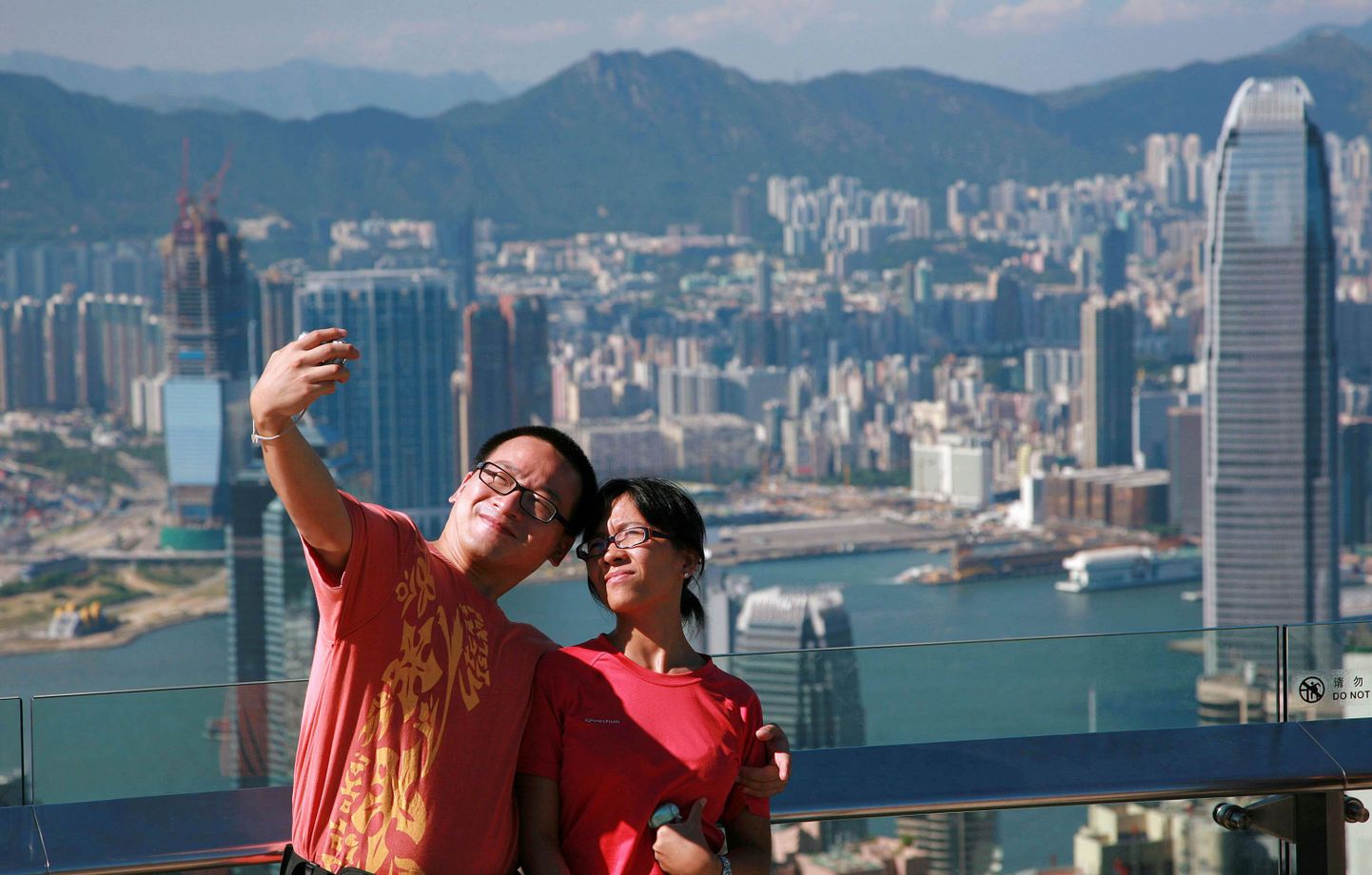 Turistid Hong Kongi panoraami taustal pilti tegemas.