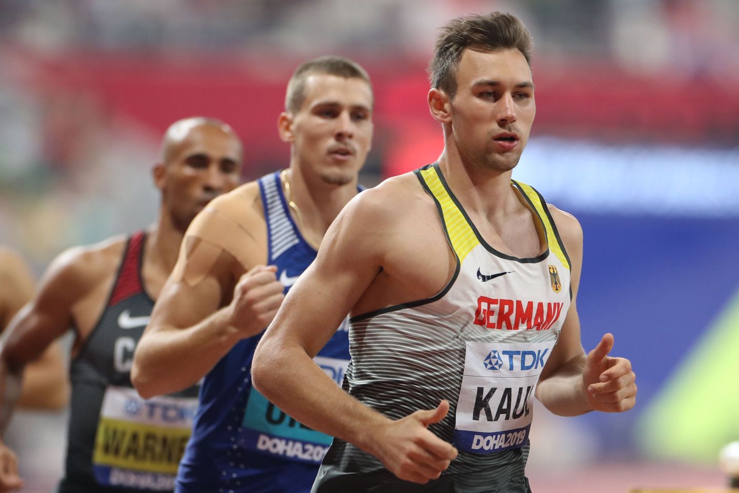 Niklas Kaul MMil kuld- ja Maicel Uibo tema kannul hõbemedali poole jooksmas.