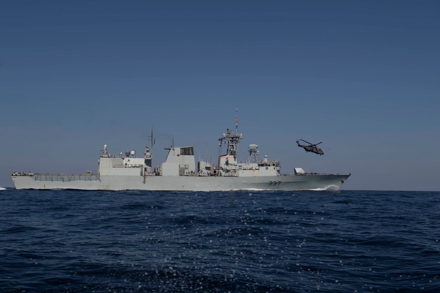 Kanada fregatt Fredericton koos kopteriga. Foto on illustratiivne.