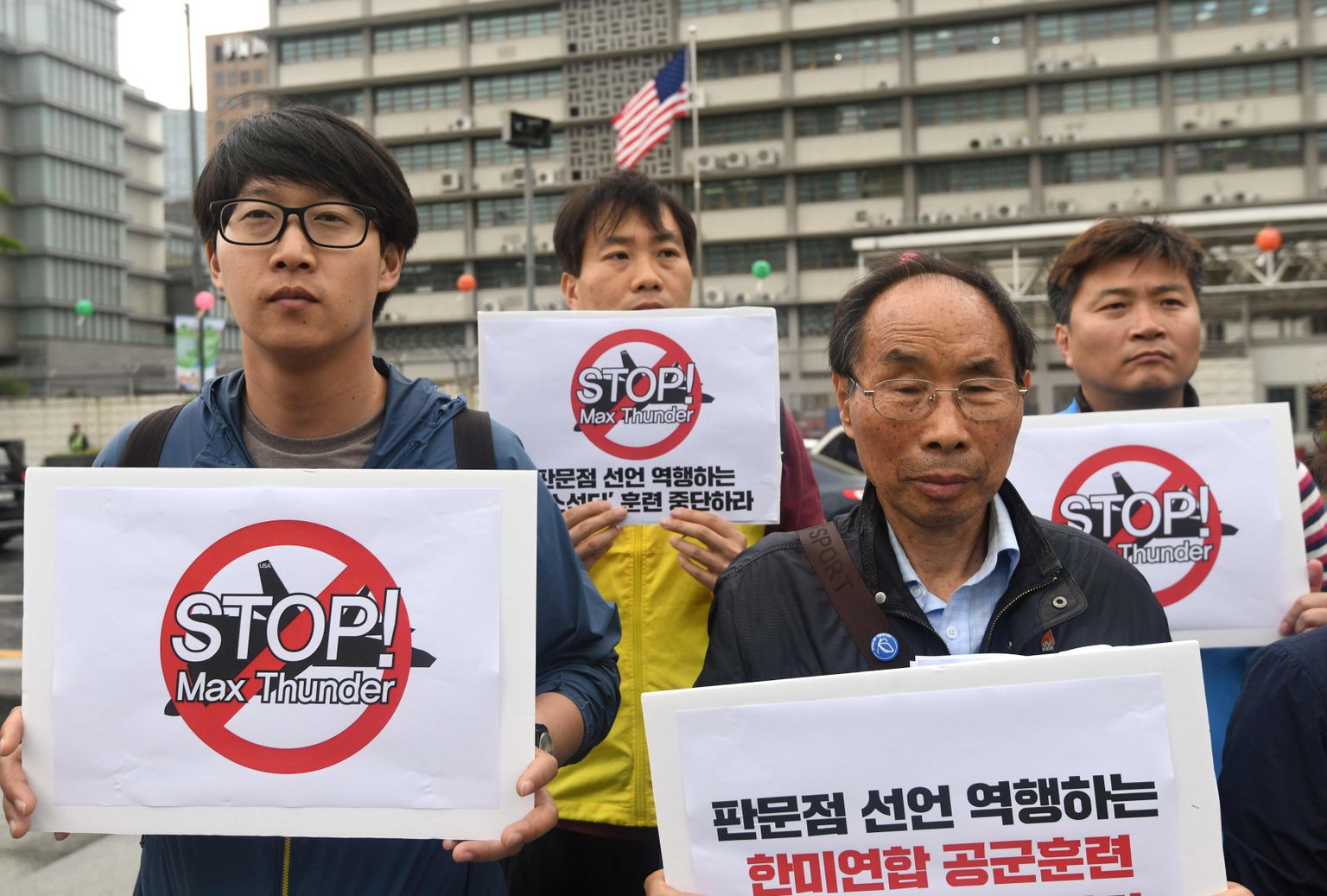 Meeleavaldajad nõuavad Soulis USA saatkonna ees Kimi ja Trumpi tippkohtumist ohustava USA ja Lõuna-Korea ühisõppuste ärajätmist.