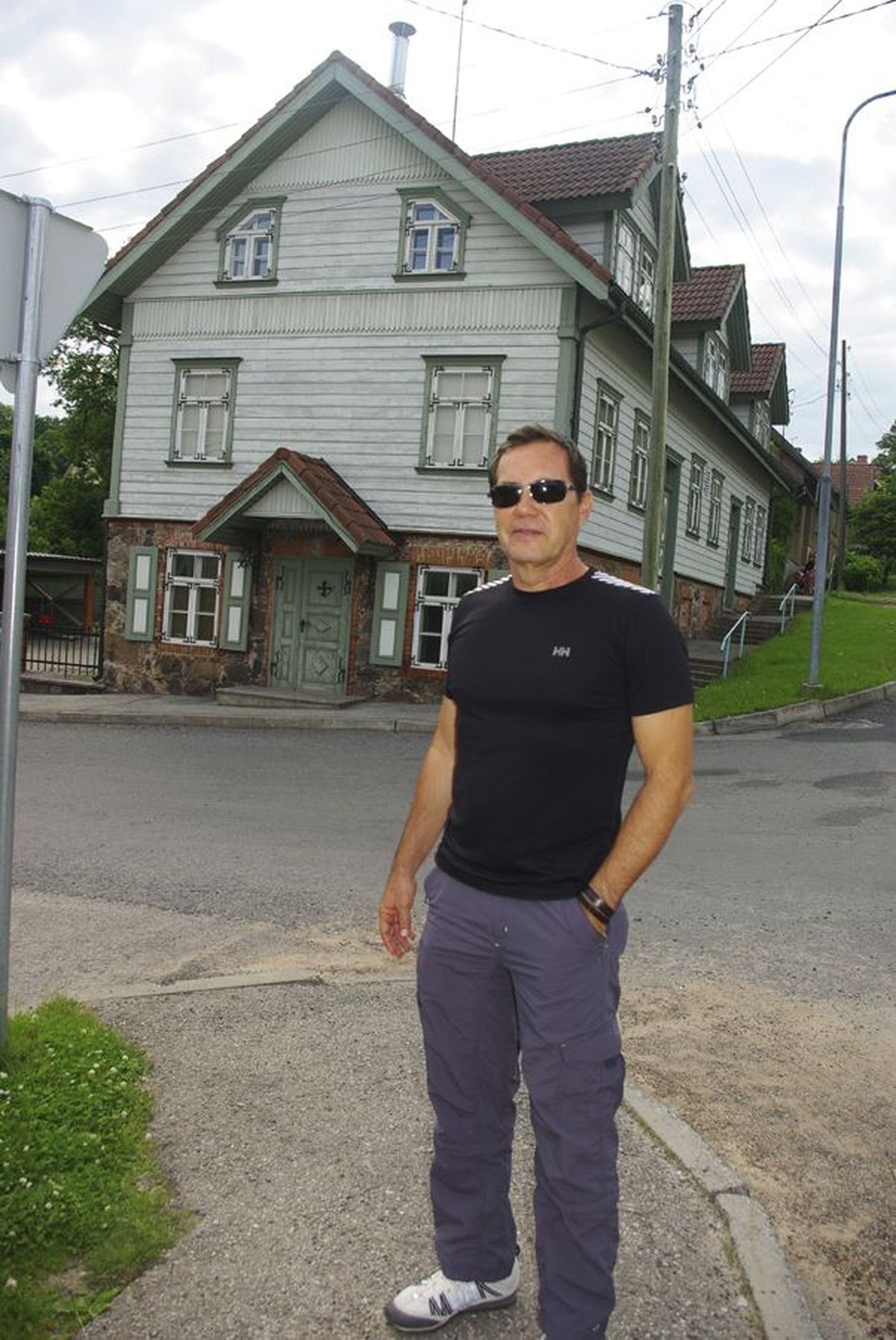 Carlos Alberto Kool Baez Viljandis Tartu ja Järve tänava nurgal maja ees, kus elas tema vanaisa enne Eestist lahkumist.