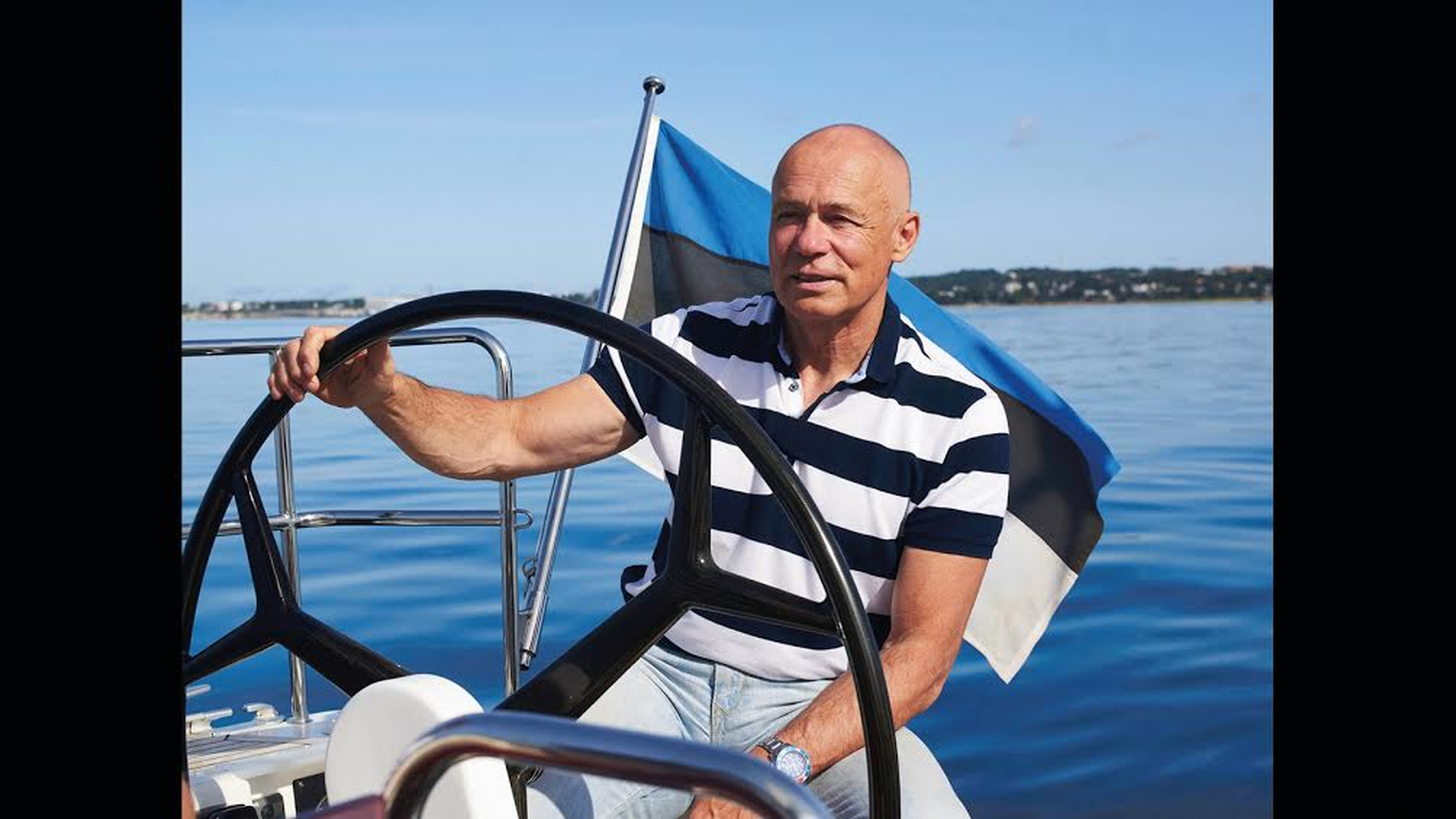 Kalev Vapperi sõnul on ­purjetamine nagu maratoni­jooks ja ­maletamine korraga. Foto on tehtud „Osooni” ­salvestusel Tallinna lahel ETV 65 aasta juubelil Uku Randmaa jahi pardal.