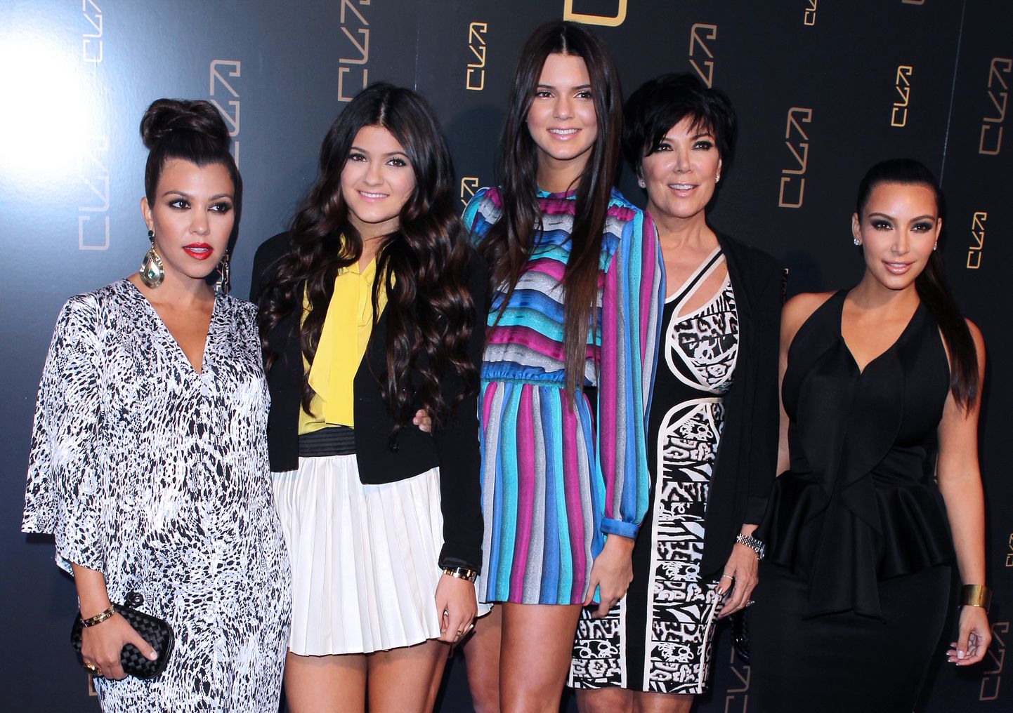 Kardashian-Jennerite klann 2012. aastal. Vasakult: Kourtney Kardashian, Kylie Jenner, Kedanll Jenner, Kris Jenner ja Kim Kardashian.