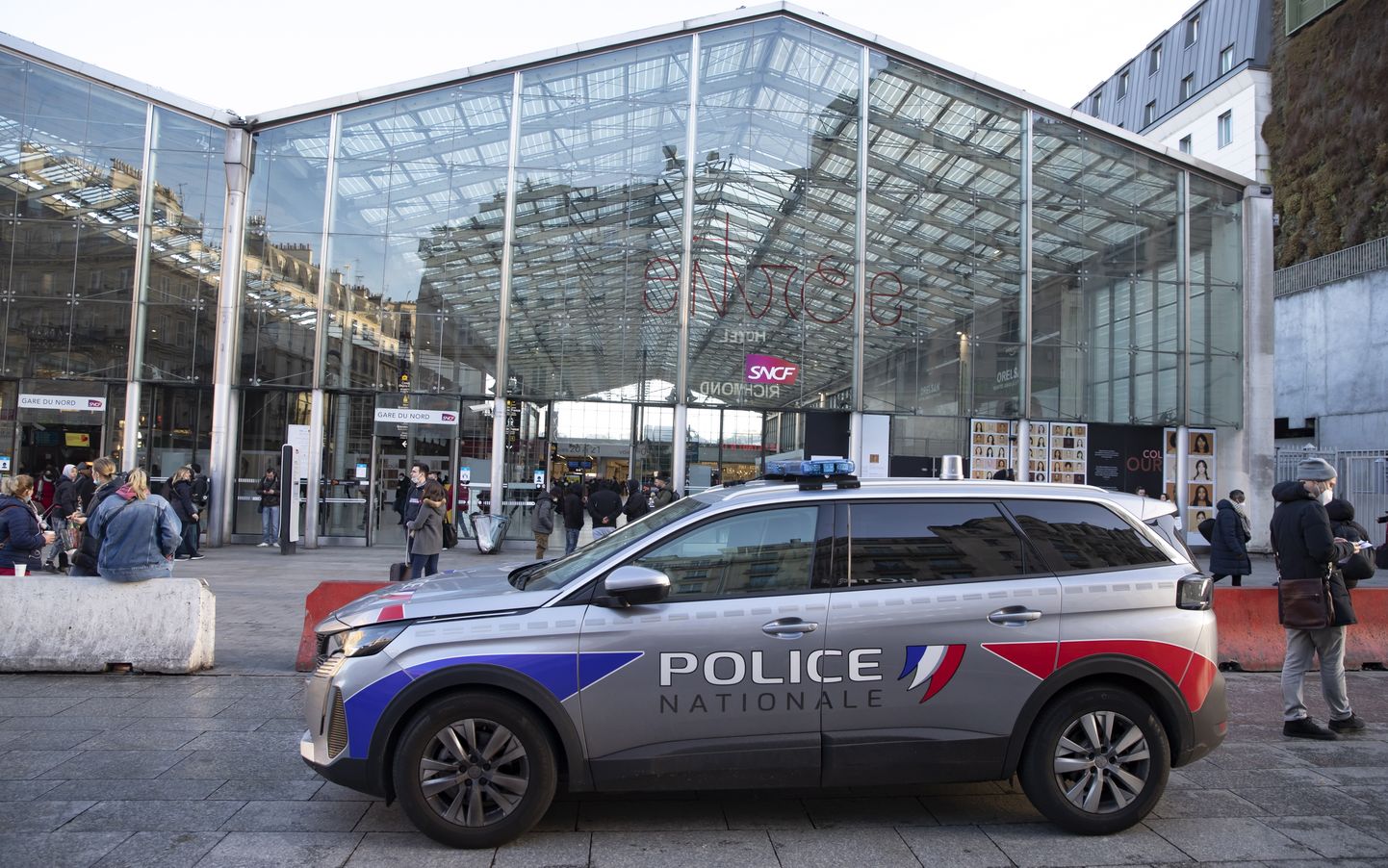 Politsei täna hommikul Gare du Nordi rongijaama ees pärast rünnakut.