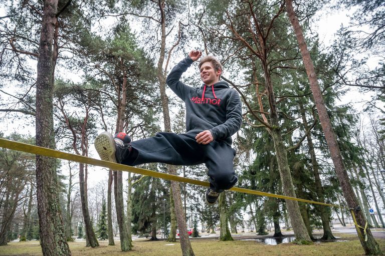 Jaan Roose trikitamas Pärnu rannapargis. Pealtnäha mängleva kergusega tehtavad saltod on aastatepikkuse harjutamise vili.