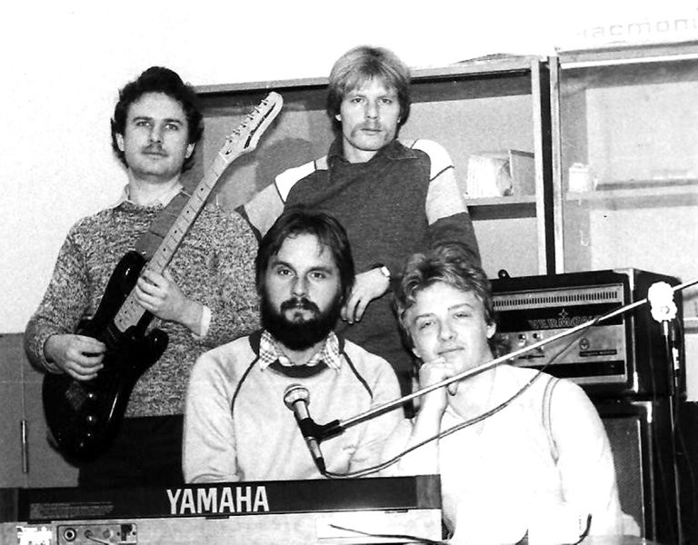 Grupa "Elpa". No kreisās: Artūrs Pribilovs, Valdis Rundzāns, no kreisās apakšējā rindā: Ivars Caune, Andrejs Proščenko. 1983. gads (pirmais "Elpas" sastāvs vēl bez J. Logina)