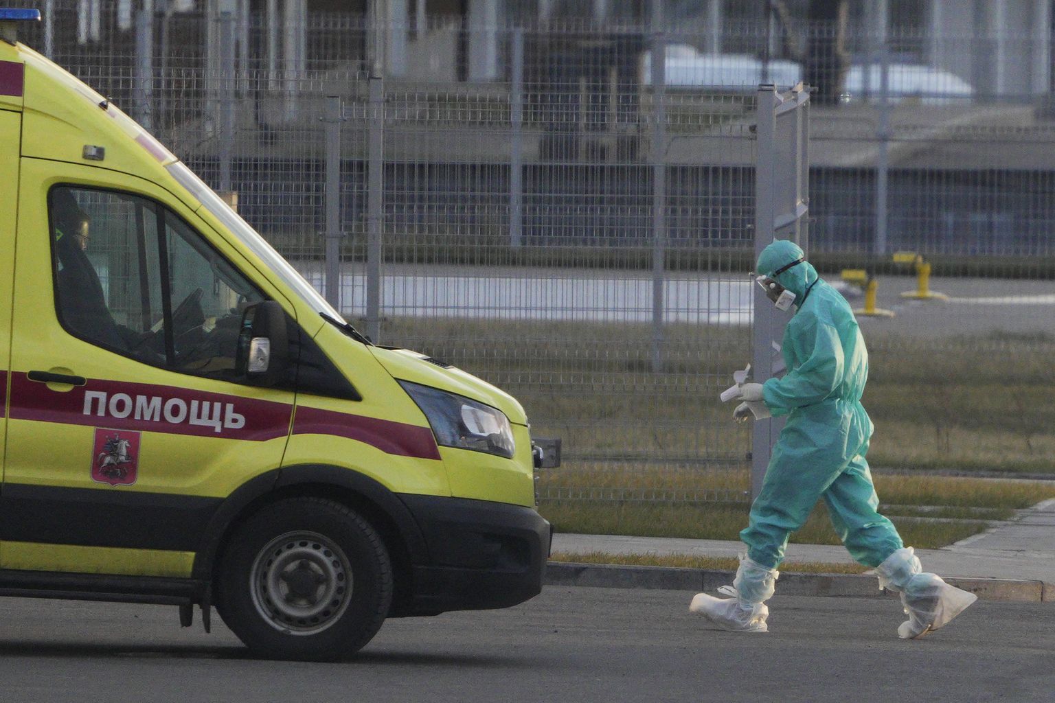 Meditsiinitöötaja COVID-19 haigla juures Moskva äärelinnas mullu novembris.