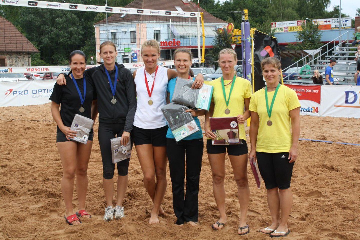 Naiste esikolmik: Reelika Paomees (vasakult), Aleftina Karpats, Mari Loorman, Kadri Pilm, 
Merlin Müür ja Kristiina Kopli