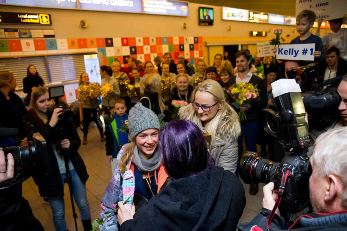 Lilian Talving (halli jopega) jäi tihti meedia rambivalgusest eemale. Enamasti nägi teda, kui Kelly Sildaru oli pärast edukaid võistlusi naasnud Tallinnasse ning teda võeti vastu lennujaamas.