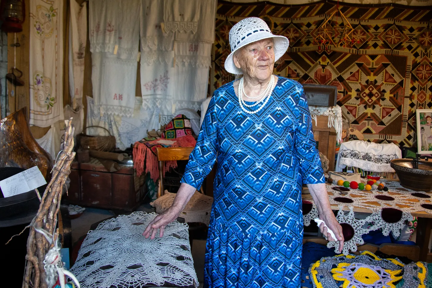 Жительница деревни Перьятси Меэди Хийело (96) пожимала руку всем президентам Эстонии, только с Аларом Карисом встретиться еще не довелось.