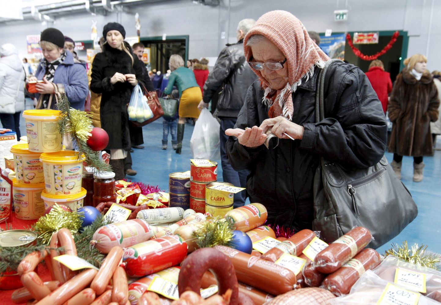 Pensionāre tirgū Krievijas pilsētā Uļjanovkā
