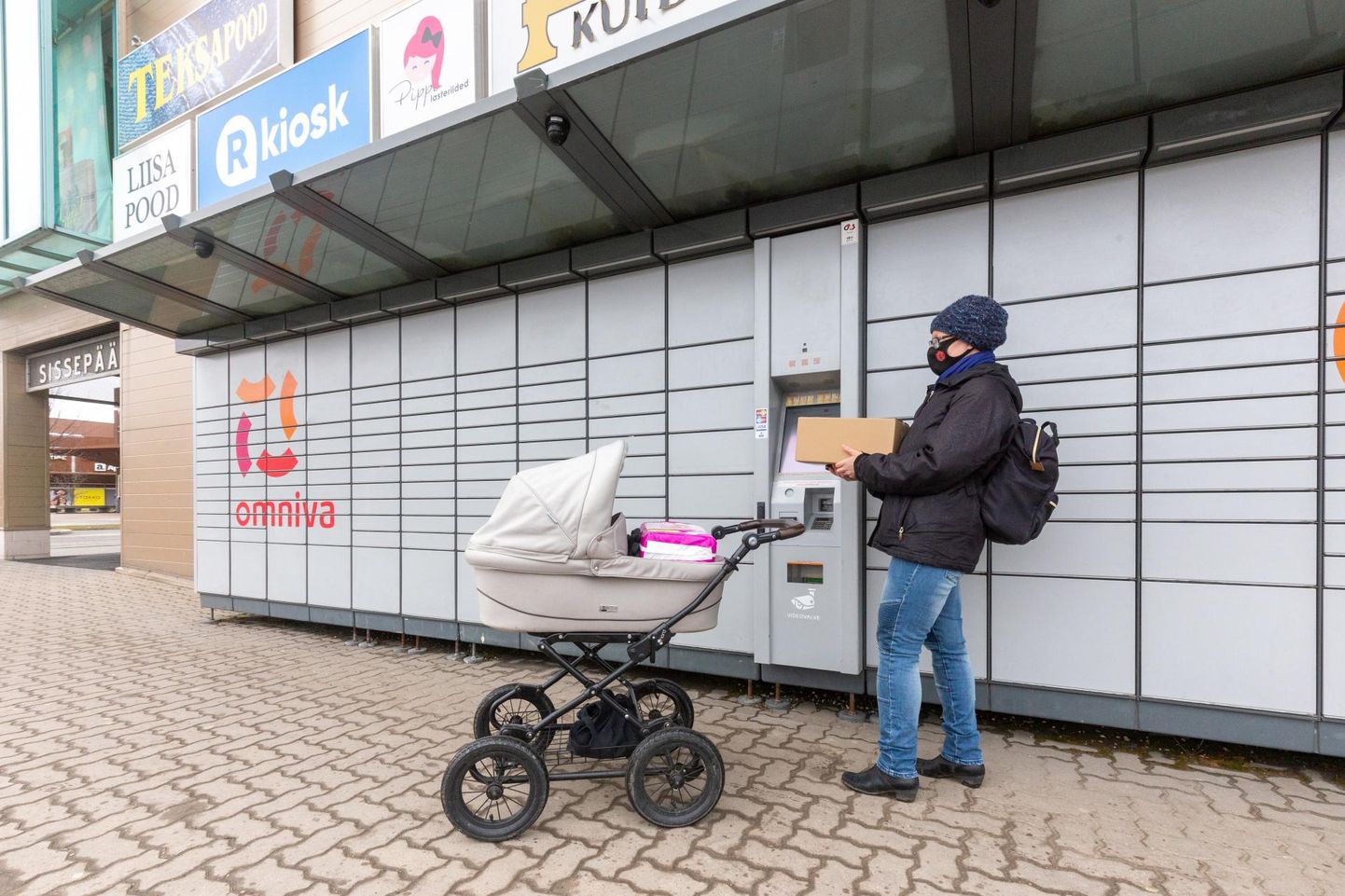 Viljandi bussijaamas paikneva Omniva pakiautomaadi juures näeb tihti kliente.