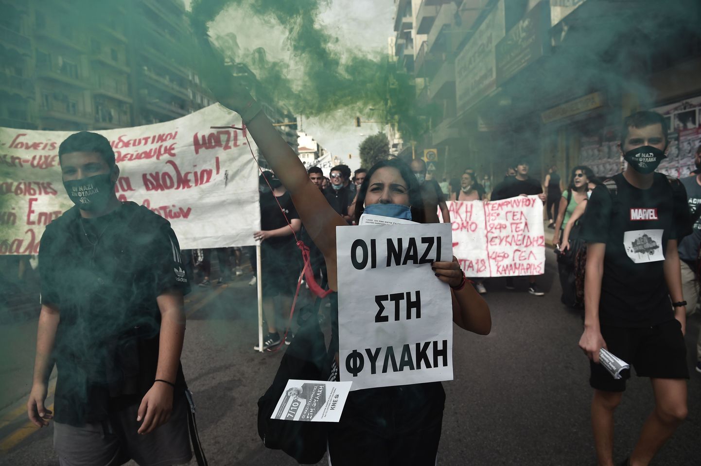 Sel 2020. aasta 7. oktoobril Kreeka pealinnas Ateenas tehtud fotol võib näha meeleavaldajat, kelle plakatil on kiri "Natsid vanglasse!". Samal päeval kuulutas kohus uusnatside partei Kuldne Koidik kuritegelikuks ning paljud selle juhtliikmed mõisteti süüdi ja saadeti pikaks ajaks vanglatrellide taha. Tegemist oli Kreeka poliitilise lähiajaloo ühe tähtsama kohtuprotsessiga.