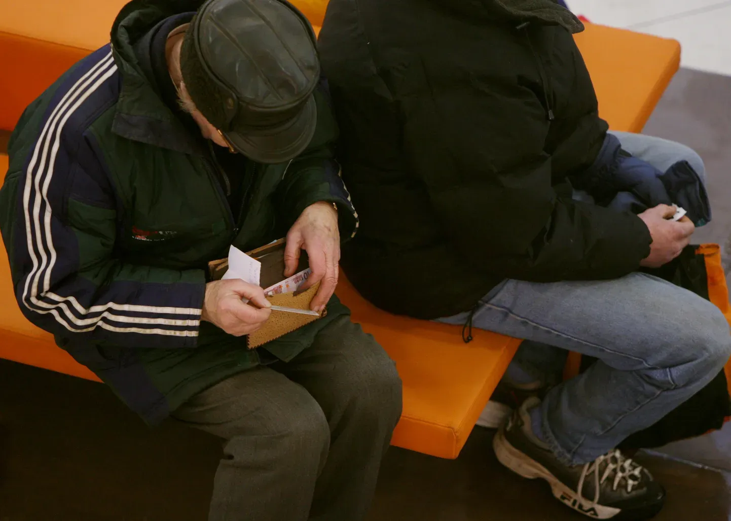 В отделении Swedbank выяснилось, что с личного и корпоративного счетов мужчины было списано 35 193 евро. Фото иллюстративное.