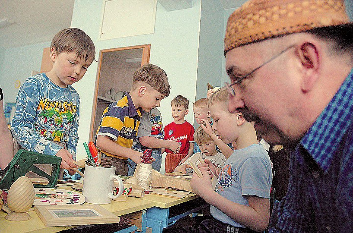 Сергей Окунев проводит занятие с воспитанниками детсада.