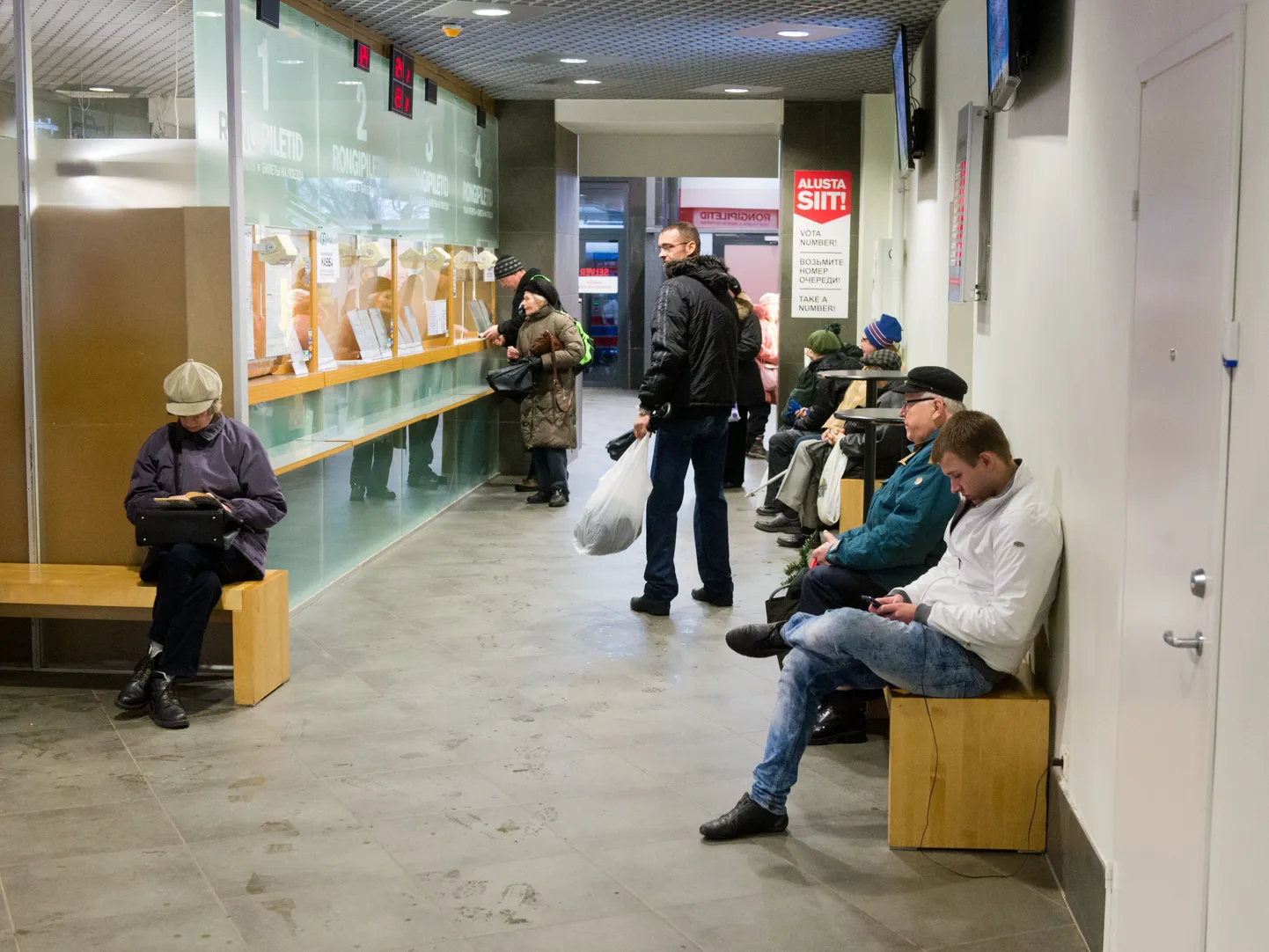 Balti jaamas ootesaali enam pole, on vaid mõned pingid kassade juures.