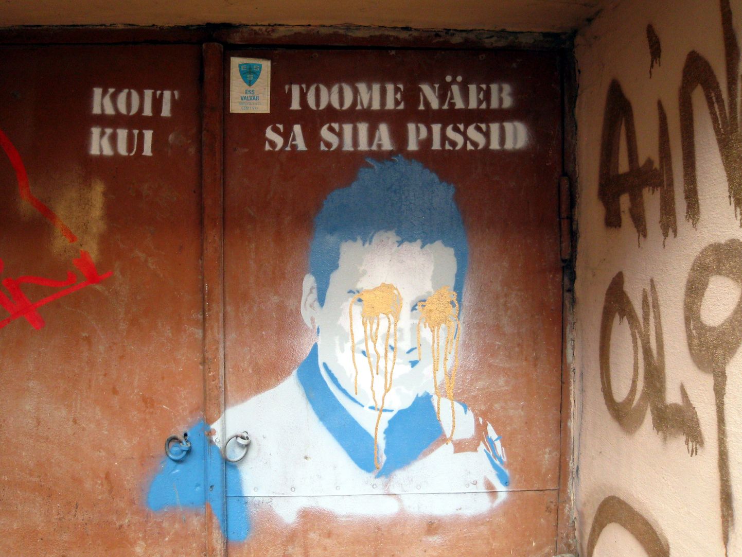 Laulja Koit Toome näopildiga grafiti peaks selle tegija arvates hoidma linnas puhtust.