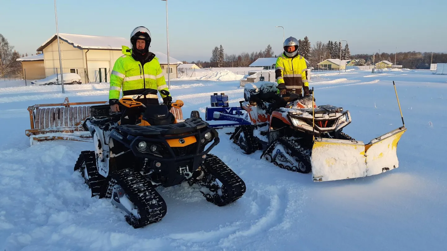 Suure-Jaani külje alla Halduse platsile ning Kõidama ja Lõhavere poole on kahe ATV-ga radu sisse teinud Aivar Paas ja Einar Mahl.