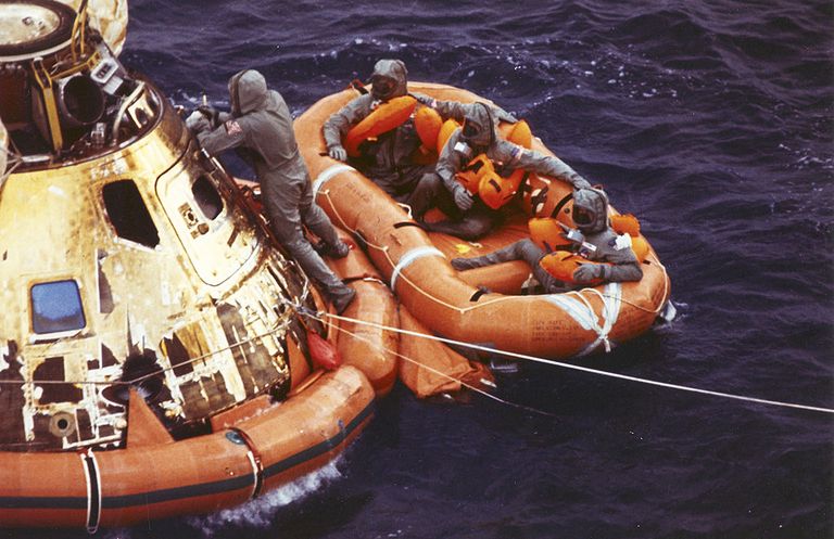 "Apollo 11" astronauti atgriežas atpakaļ mājās.