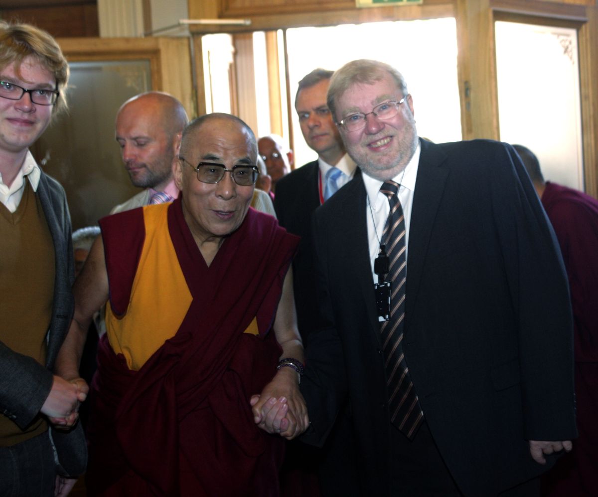 В августе 2011 года с далай-ламой встретился и министр обороны и предатель IRL Март Лаар.