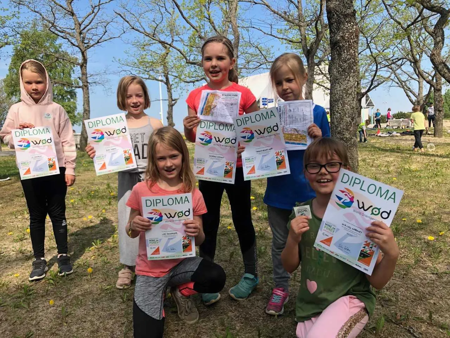 Noored orienteerujad.