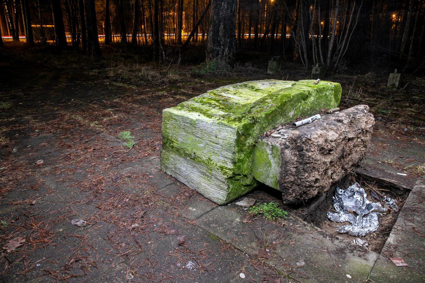 Pärnu Raekülas Sindi ristmiku lähedal metsatukas asuv mälestuskivi on pikali lükatud.