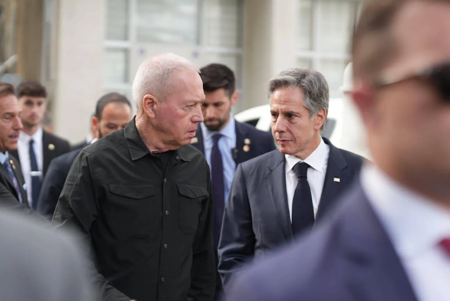 Iisraeli kaitseminister Yoav Gallant koos USA välisministri Antony Blinkeniga Tel Avivis.