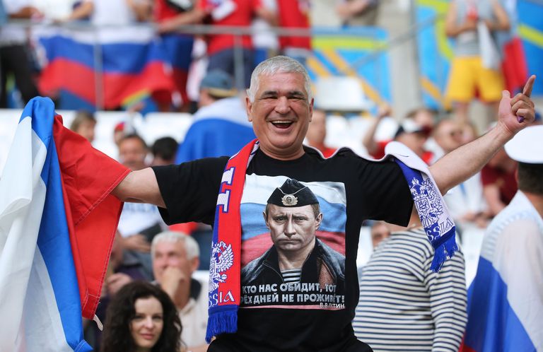 Vene jalgpallifänn, seljas T-särk, millel on kujutatud president Vladimir Putinit. / Scanpix