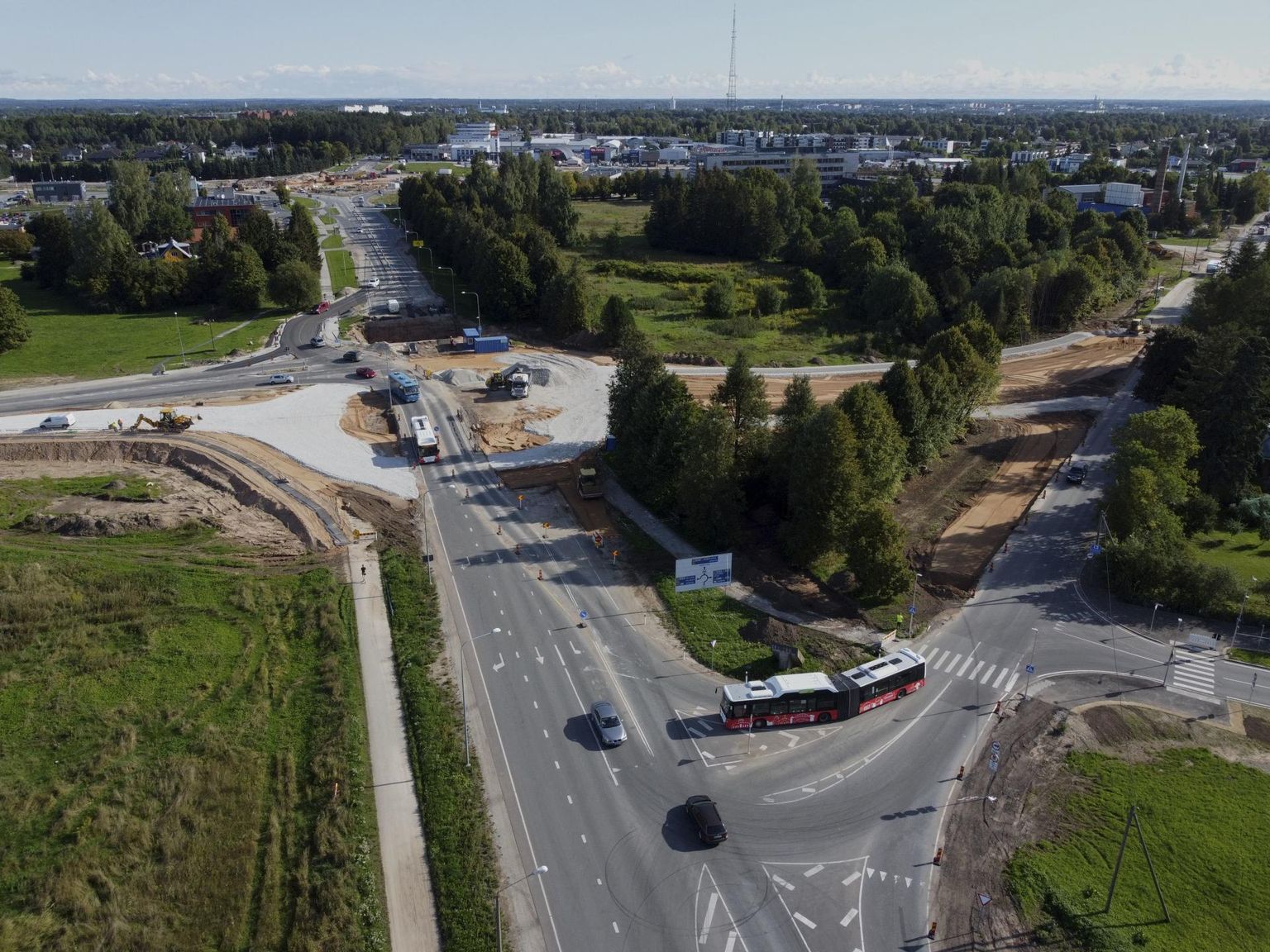 Aardla tänava Valga maantee poolne ots on nüüd suletud ja liiklemine käib kesklinna poole jääva ringristmiku kaudu.