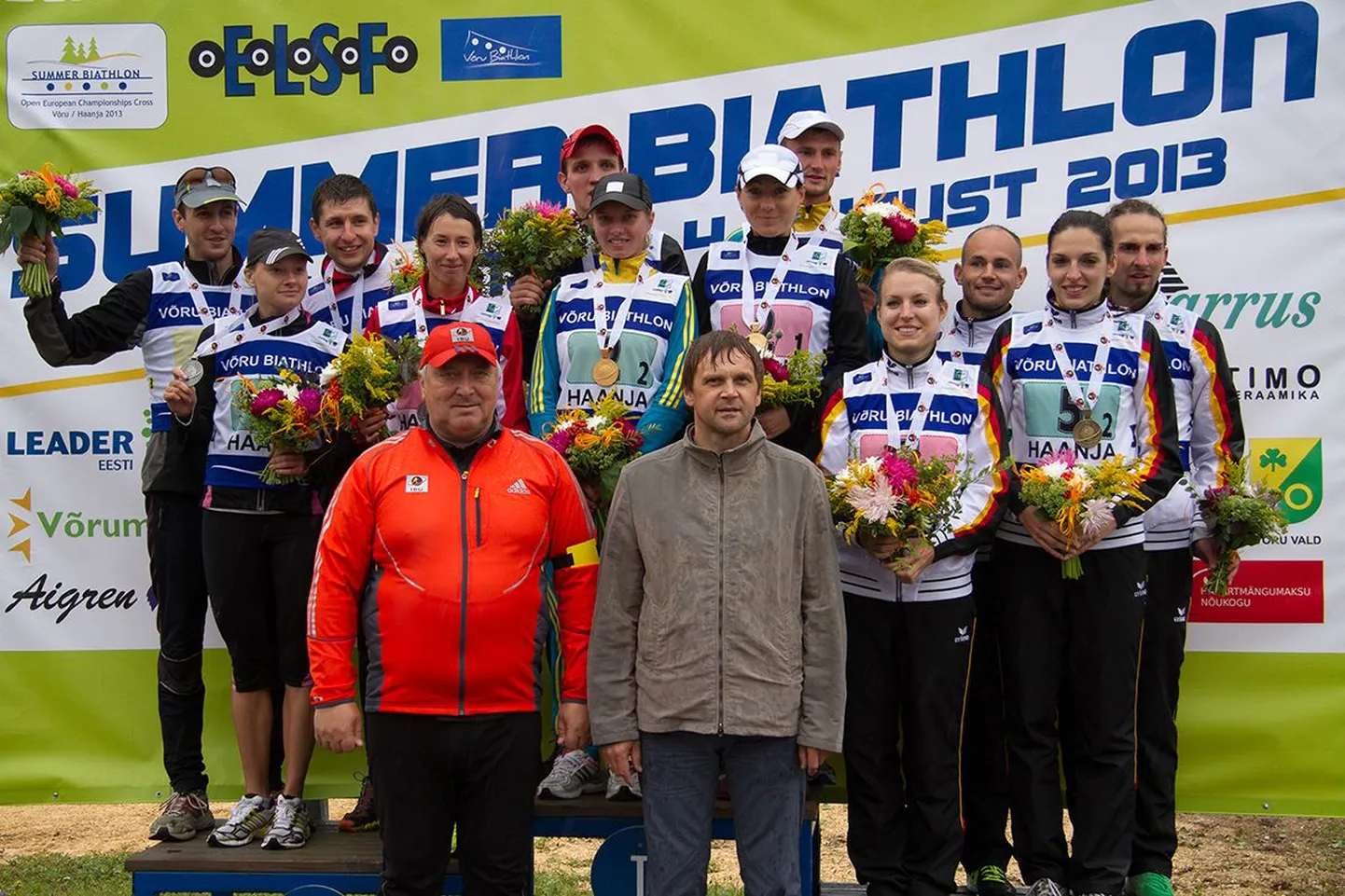 Segateatevõistluse esikolmik autasustamisel.