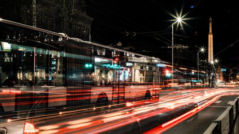 Riga podaljšuje pilotni projekt nočnega javnega prevoza do konca oktobra