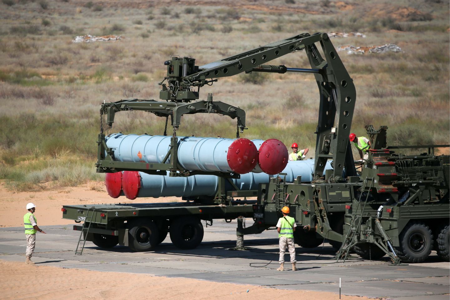 Maa-õhk-tüüpi raketiide laadimine S-300 raketikompleksile.