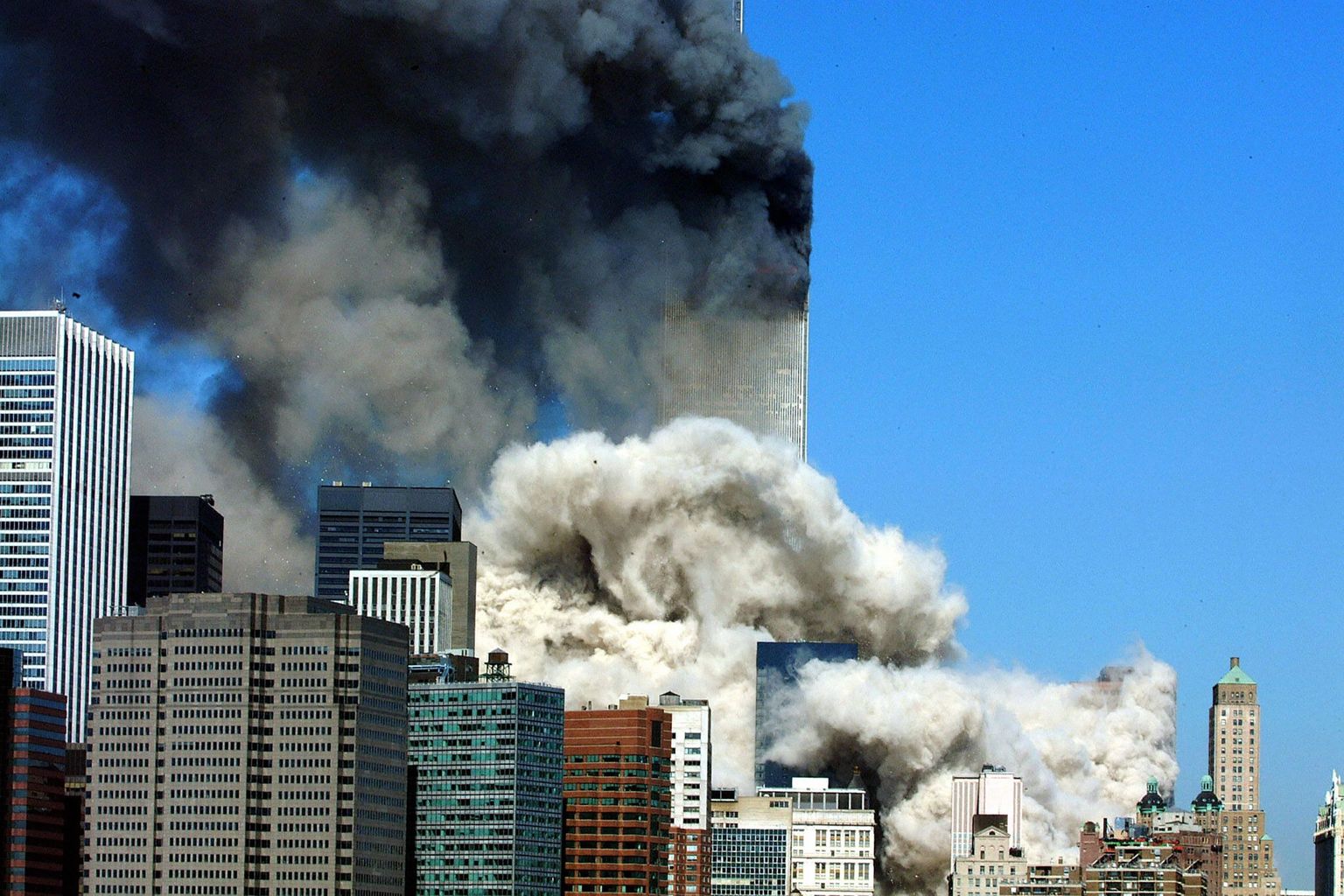 New Yorgi Maailma kaubanduskeskuse (WTC) kaksiktornid leekides pärast seda, kui Al-Qaeda terroristid neid lennukitega rammisid