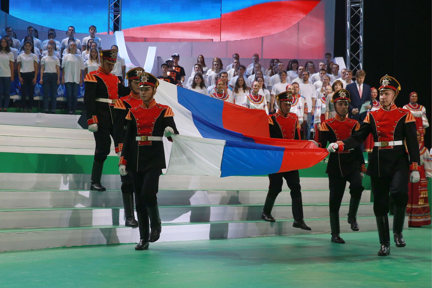 Soldatid kandmas Venemaa lippu septembris toimunud alternatiivsel paraspordivõistlusel.