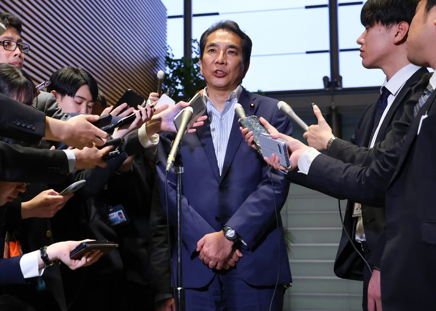 Jaapani põllumajandusministri kohalt 21. mail 2025 tasuta riisi kommentaaride pärast tagasi astunud Taku Etō rääkimas Tokyos ajakirjanikega.