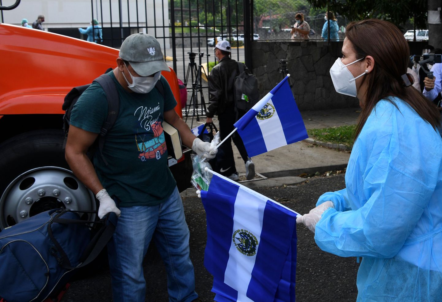 Maske kandvad inimesed El Salvadori pealinnas San Salvadoris.